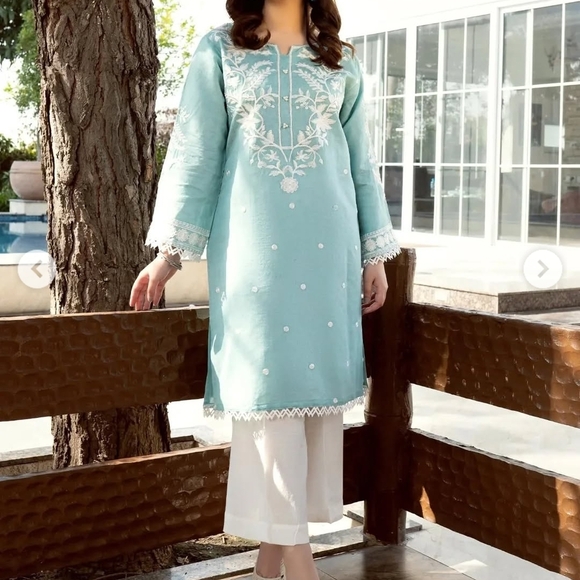 Panache Apparel Tag with Black and Gold Details - Picture 1 of 10